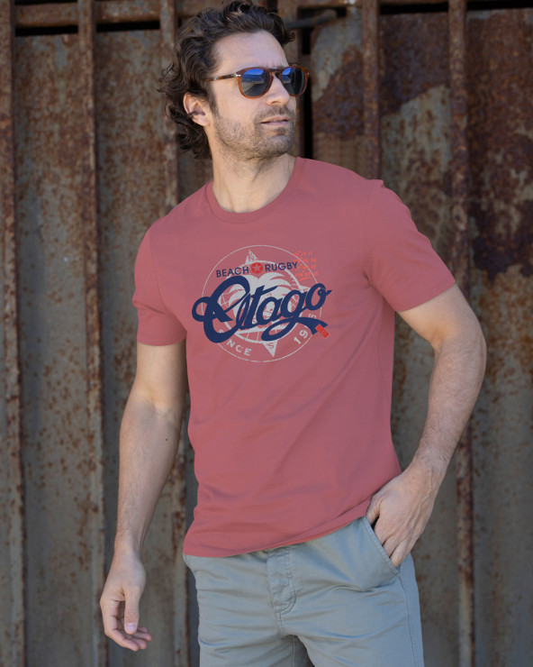 le mannequin porte un Tee-shirt Sawyers Otago rugby antique rose pour homme