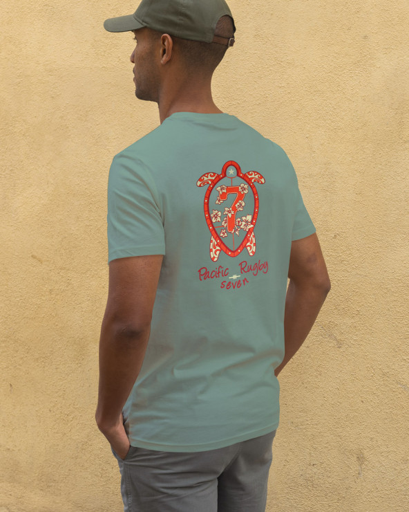 le mannequin porte un Tee-shirt Tortue7 Otago rugby moss green col rond pour homme