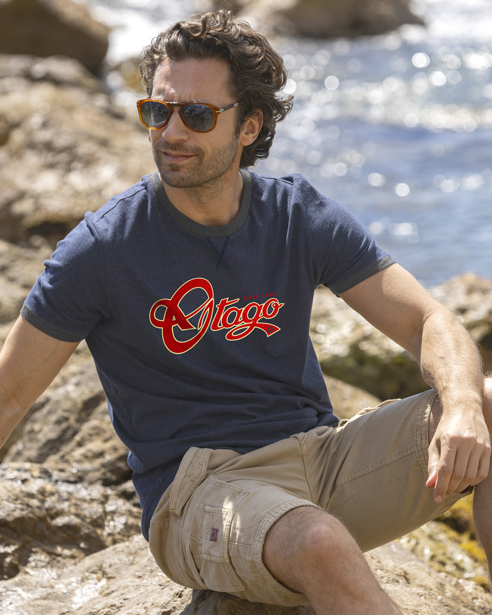 le mannequin porte un Tee-shirt BECKBY OTAGO rugby col rond bleu marine pour homme