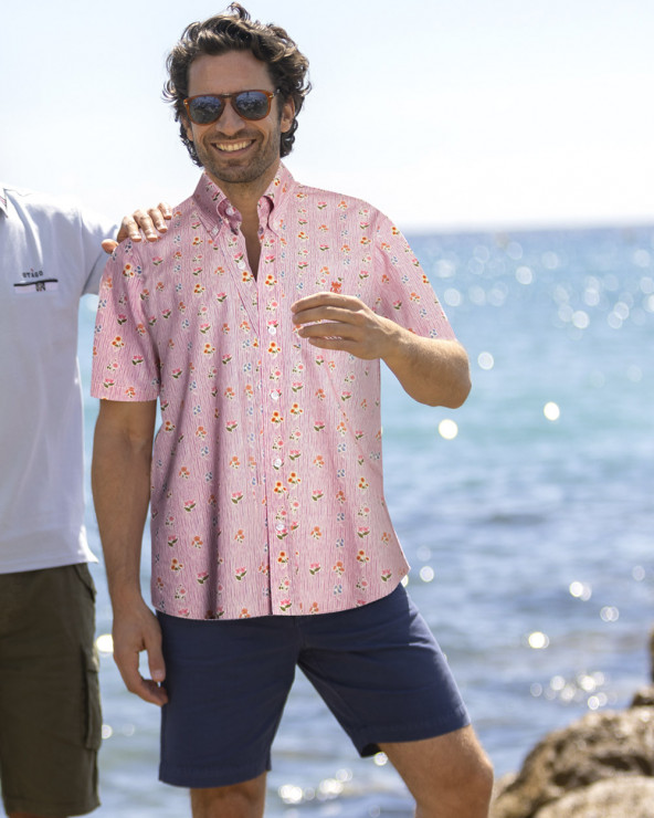 le modèle porte une Chemise manches courtes 156 Otago rugby rayée rose à motifs fleuris pour homme