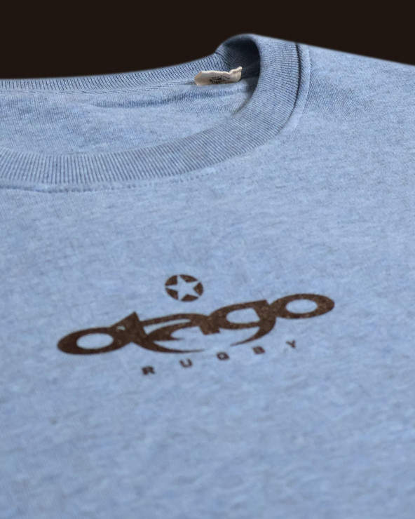 détail du col rond du Sweat Flower Otago rugby bleu ciel chiné pour homme