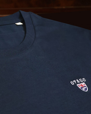 détail du col et broderie du Tee-shirt Buenuni Otago rugby bleu marine coton Bio pour homme