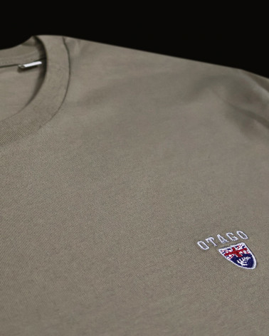 détail brodé du Tee-shirt beige driftwood Buenuni Otago rugby coton Bio pour homme