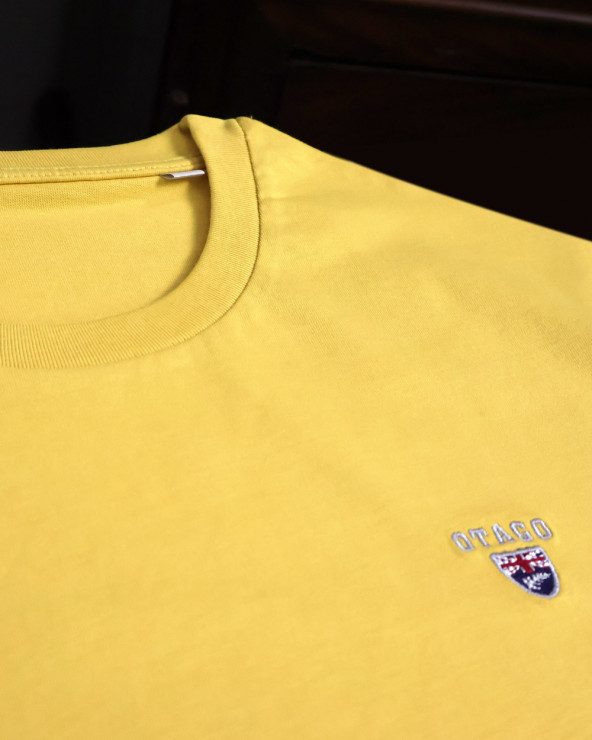 détail du Tee-shirt jaune moutarde sun yellow Buenuni Otago rugby coton Bio pour homme