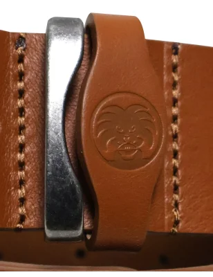 détail de la Ceinture Canubby Otago en cuir couleur cognac