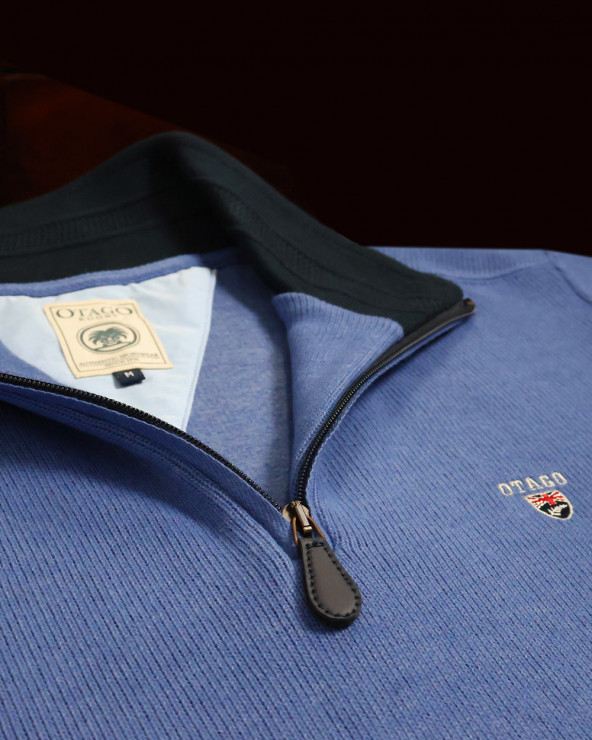 détail broderie du Sweat bleu lavande col zippé pour homme 24SW7 Otago rugby