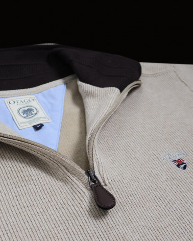 détail de la broderie du Sweat écru col zippé pour homme 24SW7 Otago rugby
