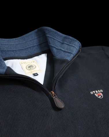 détail de broderie du Sweat col zip 24SW7 Otago rugby bleu marine pour homme