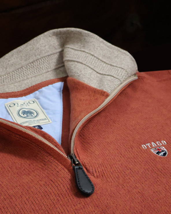 détail broderie du Sweat homme col zippé 24SW7 Otago rugby épice