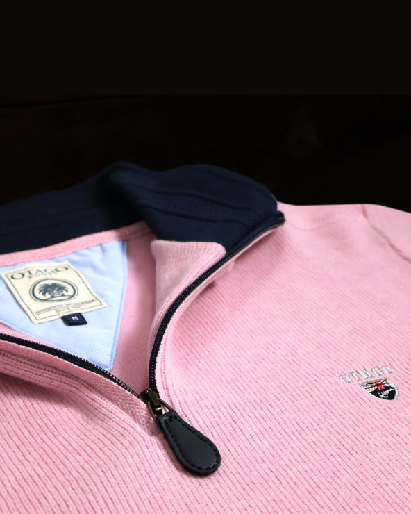 détail de broderie du Sweat rose col zippé pour homme 24SW7 Otago rugby