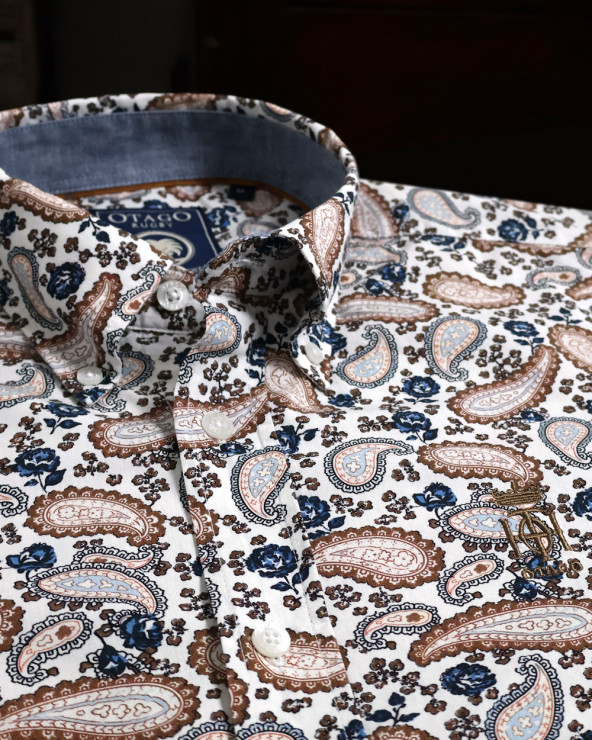 broderie de la Chemise manches longues pour homme 294 Otago blanche à motifs bleu marine et marron