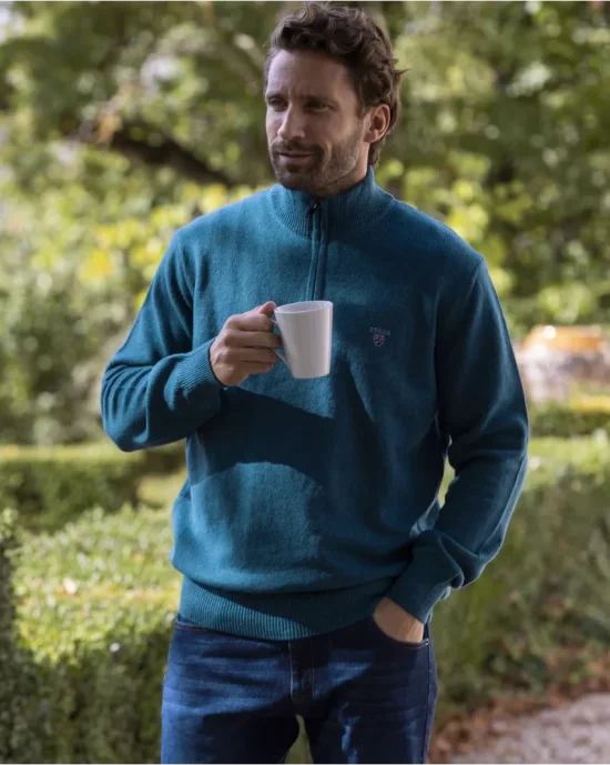 le mannequin porte un Pull col zippé vert emeraude pour homme Buenos Aires Otago en taill M