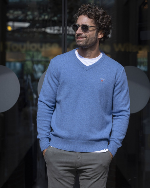 le mannequin porte un Pull col V bleu ciel homme Buenos Aires Otago