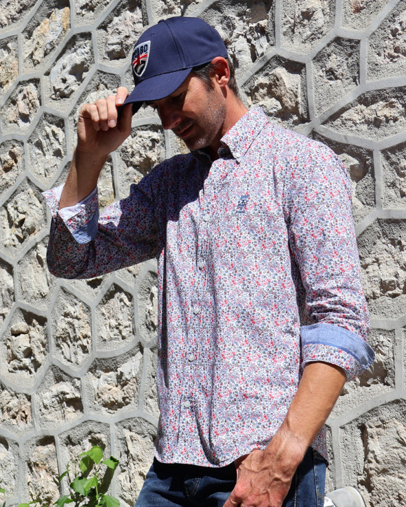 le modèle porte une Chemise manches longues pour homme 293 Otago blanche à motifs