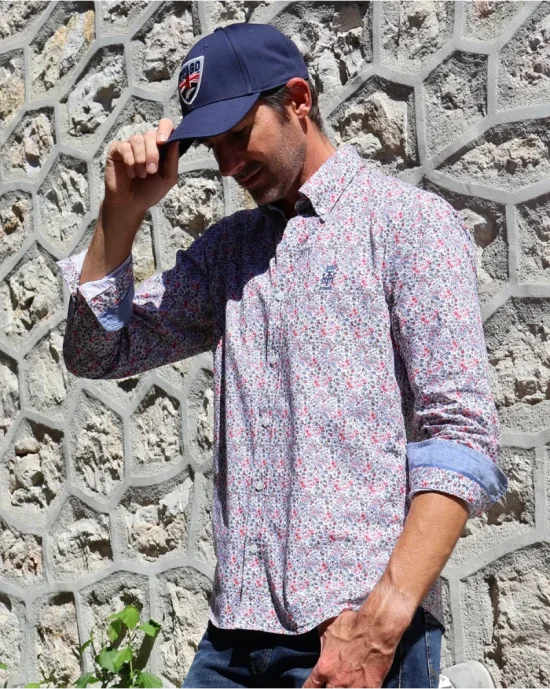 le modèle porte une Chemise manches longues pour homme 293 Otago blanche à motifs
