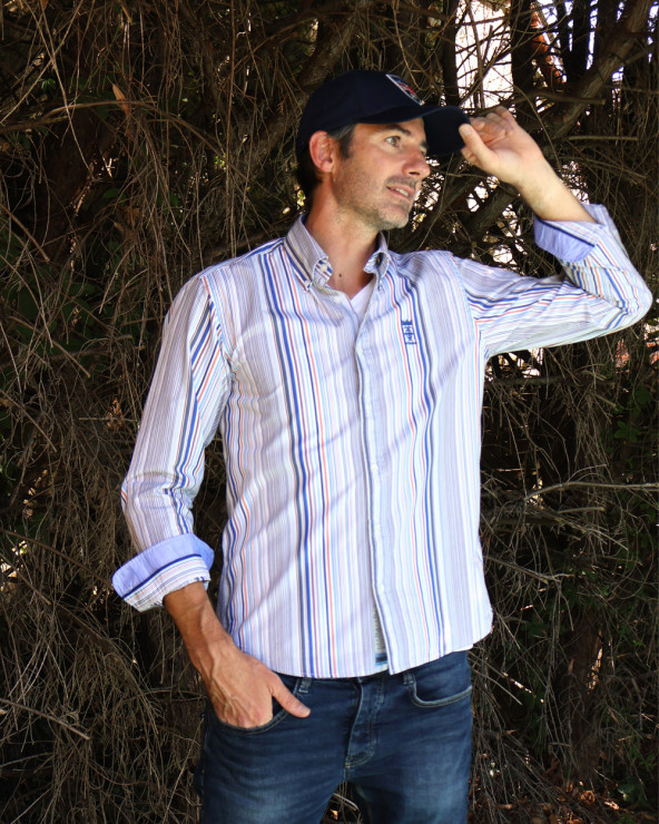 le modèle porte une Chemise manches longues pour homme 296 Otago rayée jaune et bleu