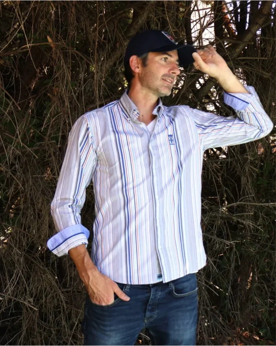 le modèle porte une Chemise manches longues pour homme 296 Otago rayée jaune et bleu