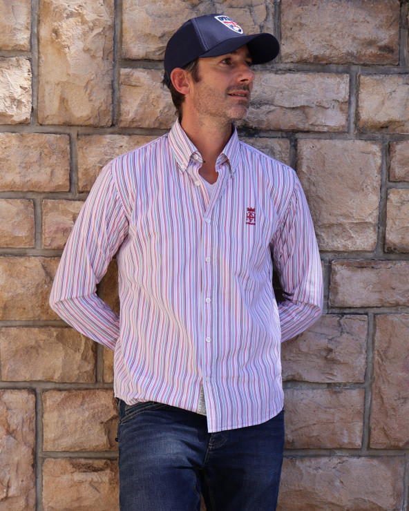 le modèle porte une Chemise manches longues pour homme 295 Otago rayée multicolore