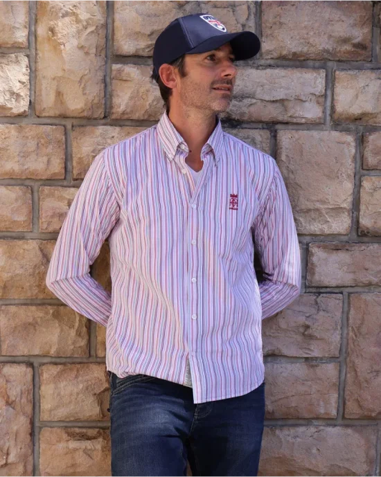 le modèle porte une Chemise manches longues pour homme 295 Otago rayée multicolore