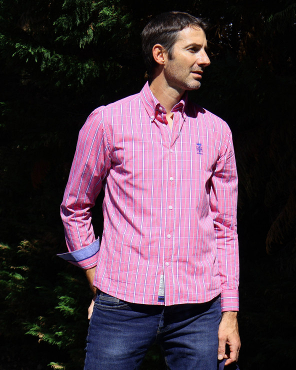 le modèle porte une Chemise manches longues pour homme 299 Otago rose marine à carreaux