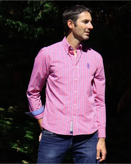 le modèle porte une Chemise manches longues pour homme 299 Otago rose marine à carreaux
