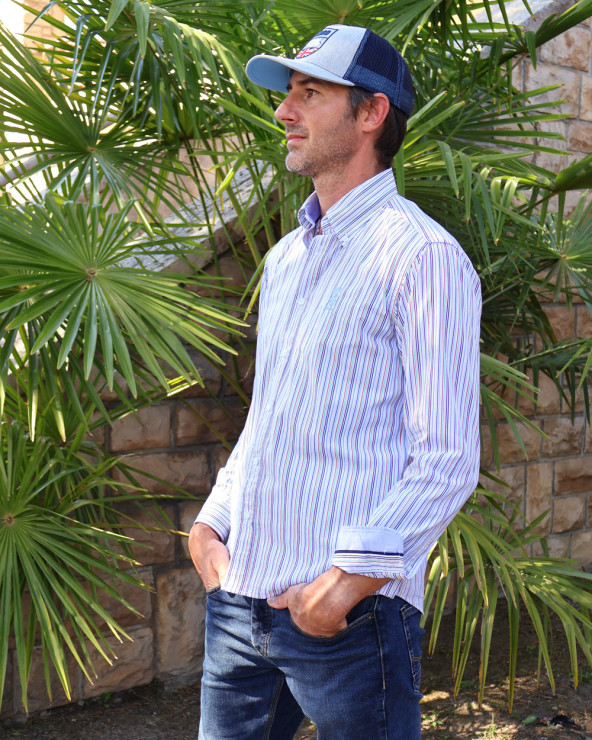 le modèle porte une Chemise manches longues pour homme 297 Otago rayée vert multicolore