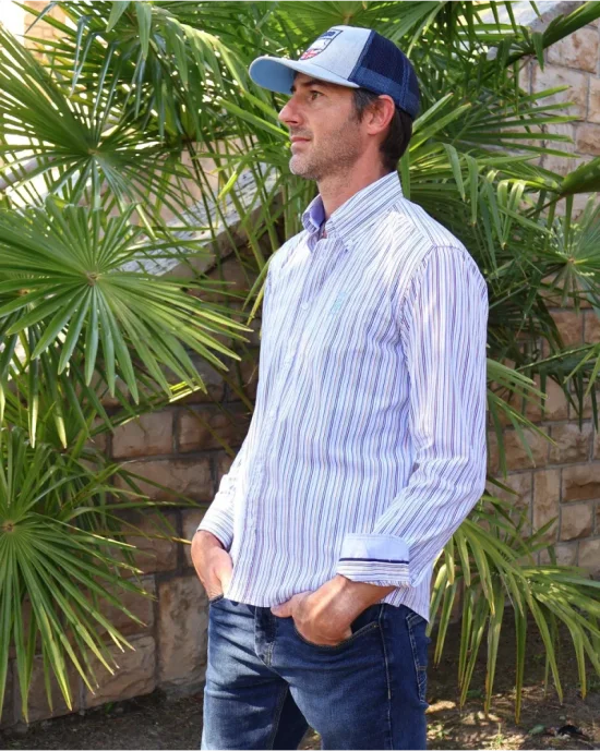le modèle porte une Chemise manches longues pour homme 297 Otago rayée vert multicolore
