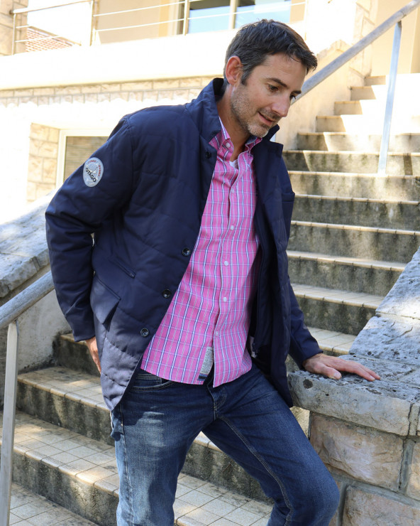 le modèle porte une Veste blazer bleu marine pour homme James Otago rugby