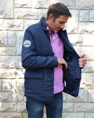 le modèle range son portable dans la poche intérieure de la Veste blazer bleu marine pour homme James Otago rugby