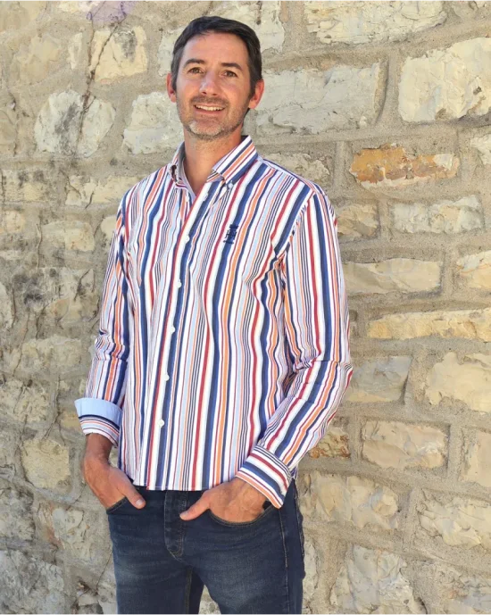 le modèle porte une Chemise manches longues pour homme 298 Otago rayée bleu rouge orange