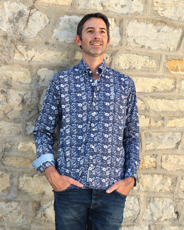le modèle porte une Chemise manches longues pour homme 292 Otago bleu marine à motifs