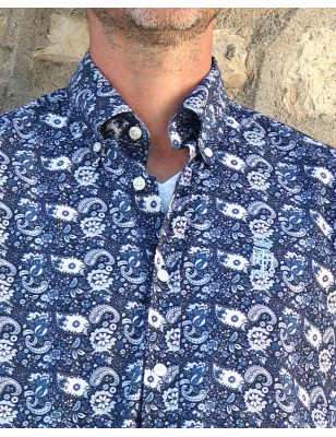 zoom sur la broderie côté cœur de la Chemise manches longues pour homme 292 Otago bleu marine à motifs