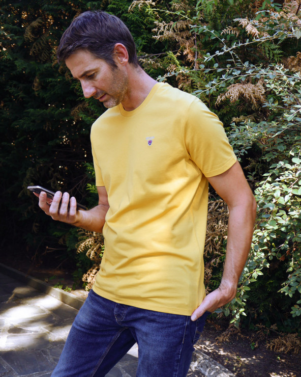 le modèle porte un Tee-shirt jaune moutarde sun yellow Buenuni Otago rugby coton Bio pour homme