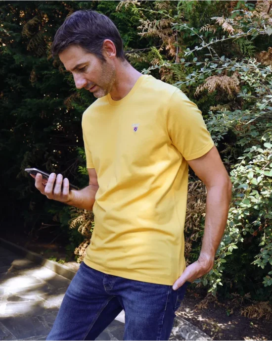 le modèle porte un Tee-shirt jaune moutarde sun yellow Buenuni Otago rugby coton Bio pour homme