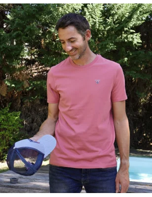 le modèle porte une Tee-shirt antique rose Buenuni Otago rugby coton Bio pour homme et une casquette Tunicap gris denim