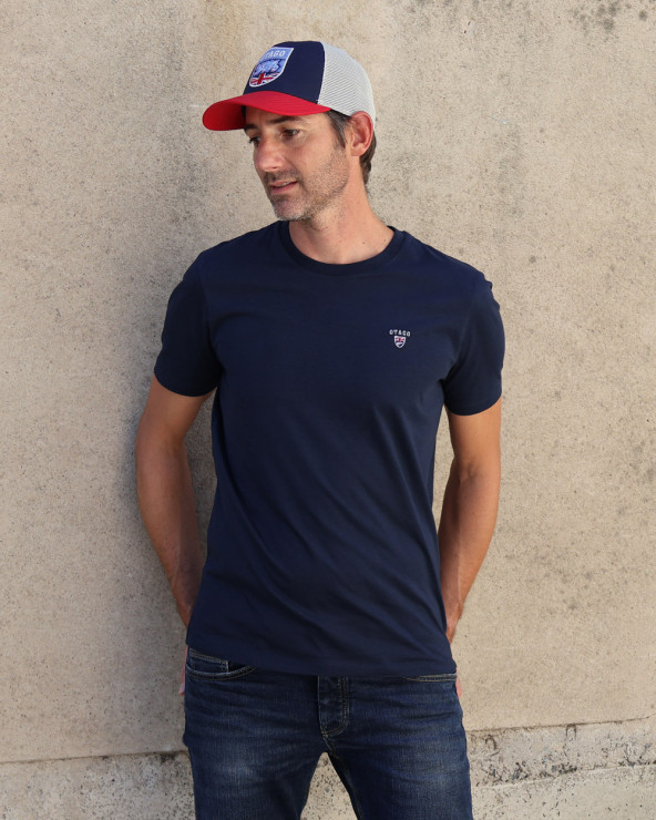 le modèle porte un Tee-shirt Buenuni Otago rugby bleu marine coton Bio pour homme