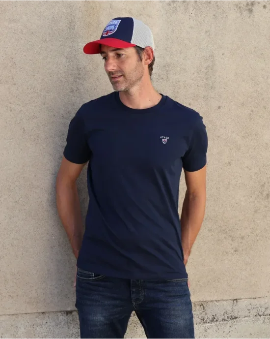 le modèle porte un Tee-shirt Buenuni Otago rugby bleu marine coton Bio pour homme