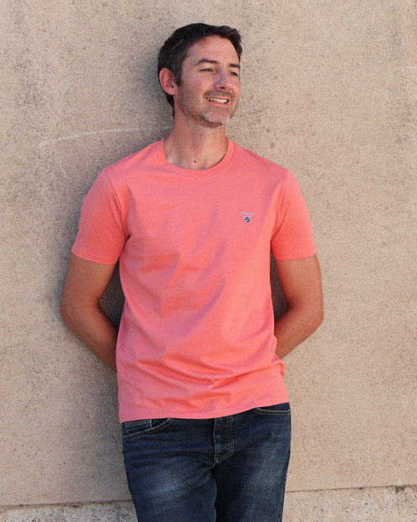 le modèle porte un Tee-shirt rose corail Light corol Buenuni Otago rugby coton Bio pour homme