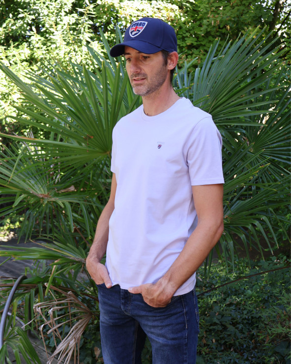 le modèle porte un Tee-shirt parme Buenuni Otago rugby coton Bio pour homme