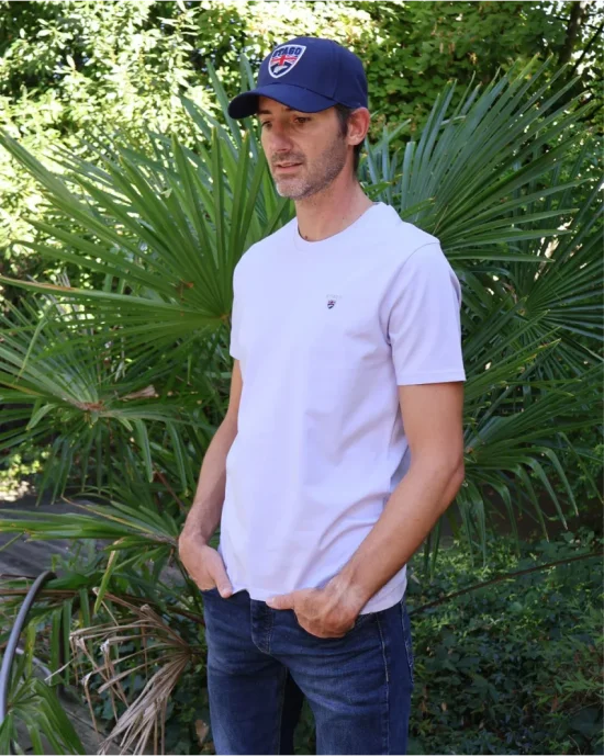 le modèle porte un Tee-shirt parme Buenuni Otago rugby coton Bio pour homme