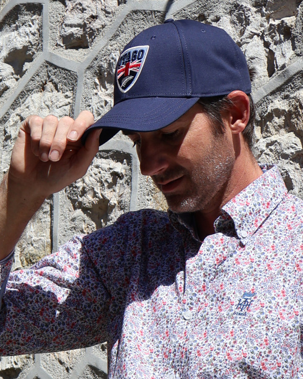 le modèle porte une Casquette Cali bleu marine Otago