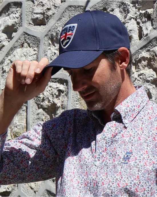 le modèle porte une Casquette Cali bleu marine Otago