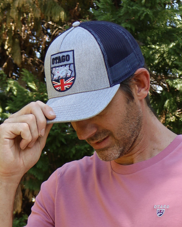le modèle porte une Casquette Tunicap Otago rugby gris marine