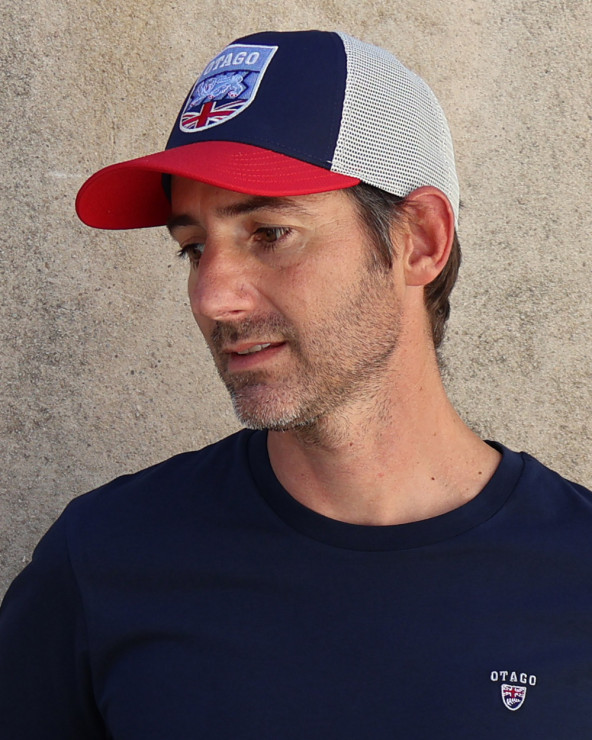 le modèle porte une Casquette Tunicap Otago rugby bordeaux marine beige