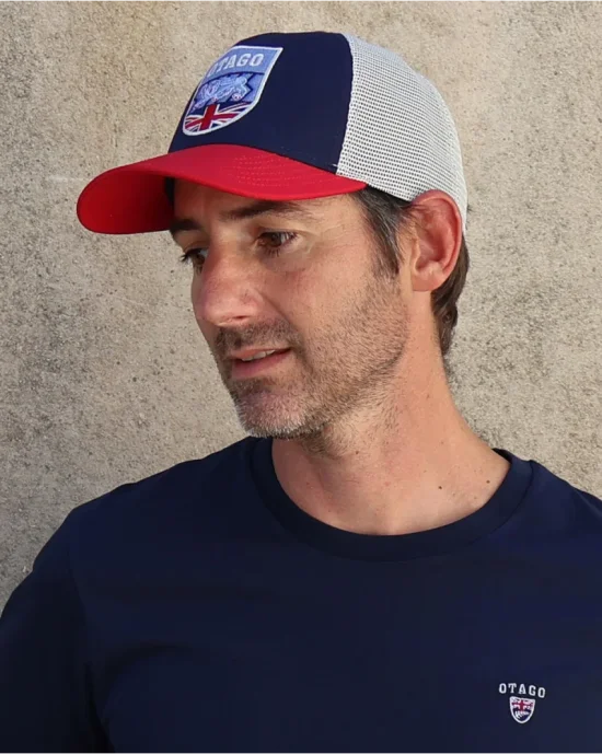 le modèle porte une Casquette Tunicap Otago rugby bordeaux marine beige