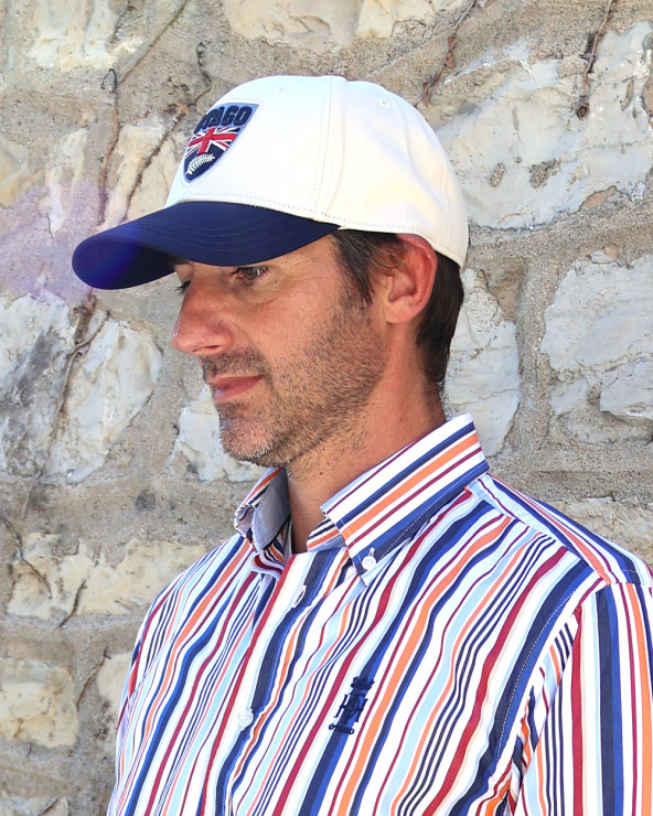 le modèle porte une Casquette Cali écru et bleu marine Otago