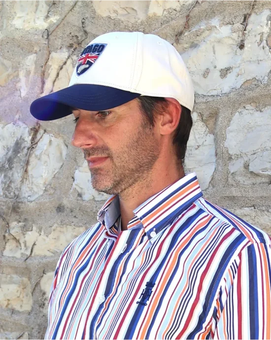 le modèle porte une Casquette Cali écru et bleu marine Otago