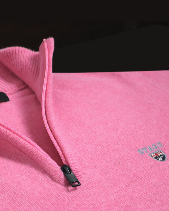 détail broderie du Pull col zippé rose Buenos Aires Otago pour homme