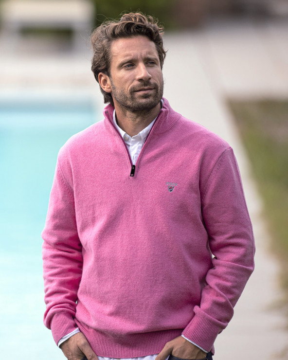 le modèle porte un Pull col zippé rose Buenos Aires Otago pour homme