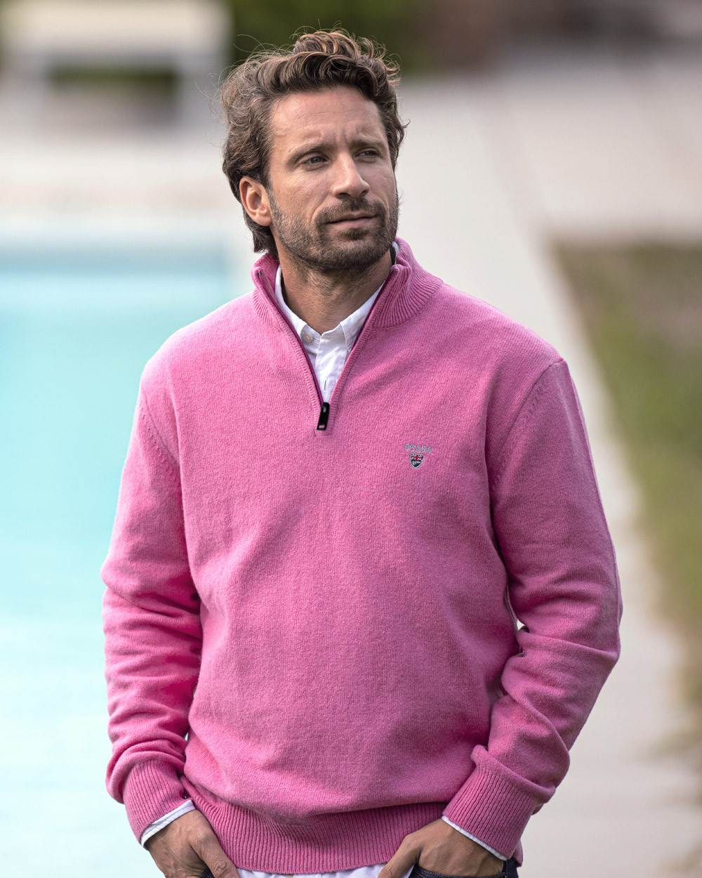 le modèle porte un Pull col zippé rose Buenos Aires Otago pour homme